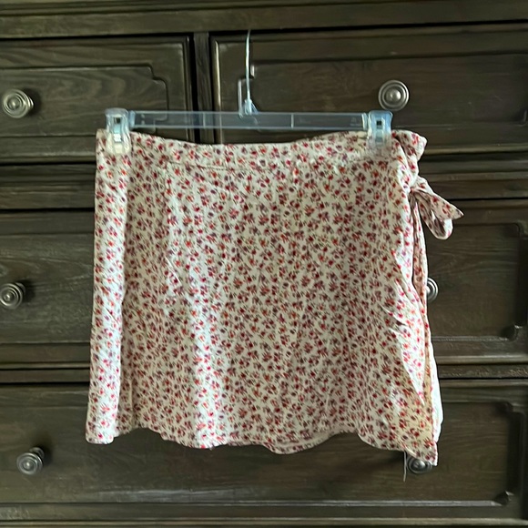 American eagle wrap around mini skirt in rose clored floral pattern - Picture 1 of 2
